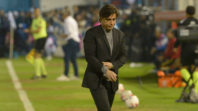&nbsp;El rostro de Sanguinetti refleja sin dudas que hay cosas del equipo que no le agradan.
