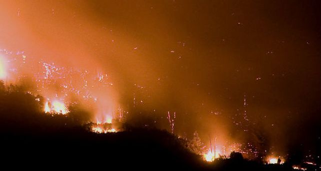 Las cenizas volc&aacute;nicas complican las tareas para combatir el fuego en Chubut
