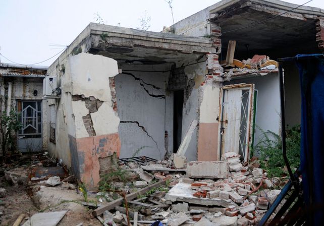 Preocupación. Familias que viven al lado de la excasa de los Peralta tienen fallas en sus viviendas.