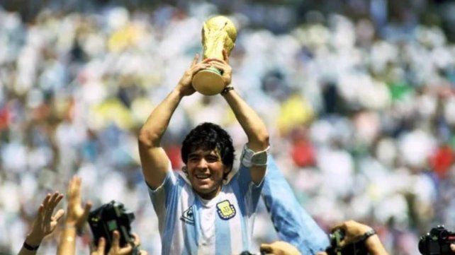 El saludo eterno: Diego Maradona cumpliría 64 años