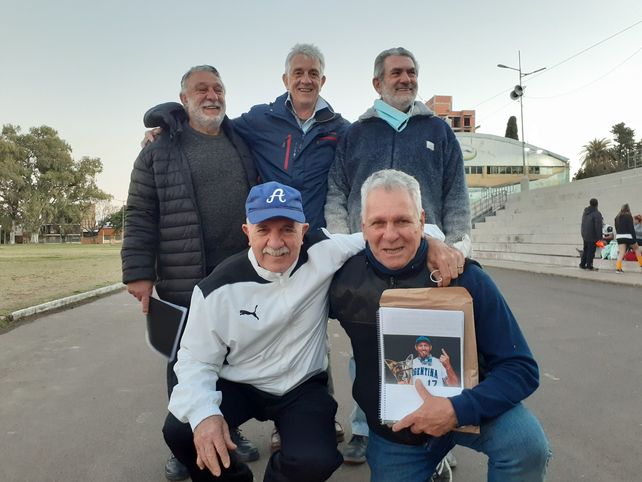 Los jugadores de sóftbol de La Industrial.