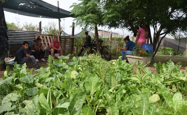 Huerteras con sus hijos tras la labor del día en el Parque Huerta Oeste