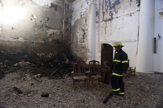 Bomberos de San Nicolás y La Plata recorrieron las áreas siniestradas para desentrañar las causas.
