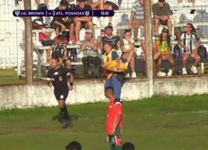En Misiones un árbitro expulsó a un vendedor de chipa en pleno partido
