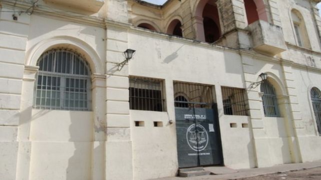 El incendio se produjo en el pabellón cercano al lavadero de autos