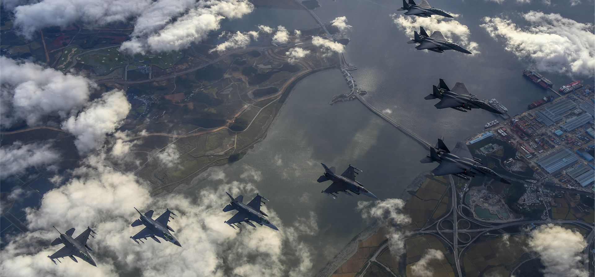 Aviones de combate F15K de la Fuerza Aérea de Corea del Sur y los aviones de combate F-16 de la Fuerza Aérea de EE. UU. vuelan en formación durante un simulacro conjunto en un lugar no revelado en Corea del Sur, el martes 4 de octubre de 2022. Los ejércitos de Corea del Sur y Estados Unidos respondieron al lanzamiento de un misil matutino de Corea del Norte lanzando aviones de combate que dispararon armas contra un objetivo frente a la costa oeste de Corea del Sur en una demostración de fuerza contra Corea del Norte.