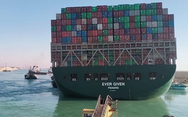 La ardua tarea para desbloquear el canal de Suez