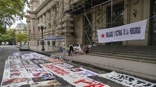 La sede Rosario de la Gobernación, donde deliberará la Junta Provincial de Seguridad, es escenario del reclamo de familiares de víctimas.