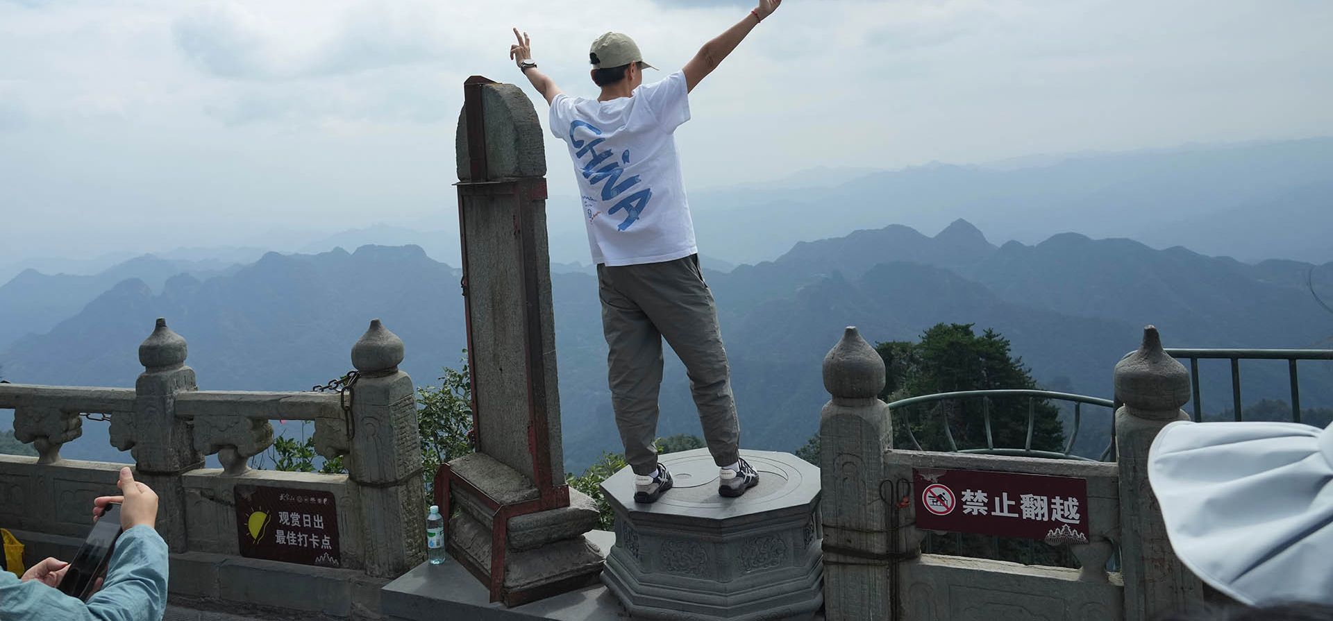 Un hombre posa para una fotografía con las montañas Wudang de fondo, provincia de Hubei, China, jueves 3 de septiembre de 2026. (Foto AP/Achmad Ibrahim)