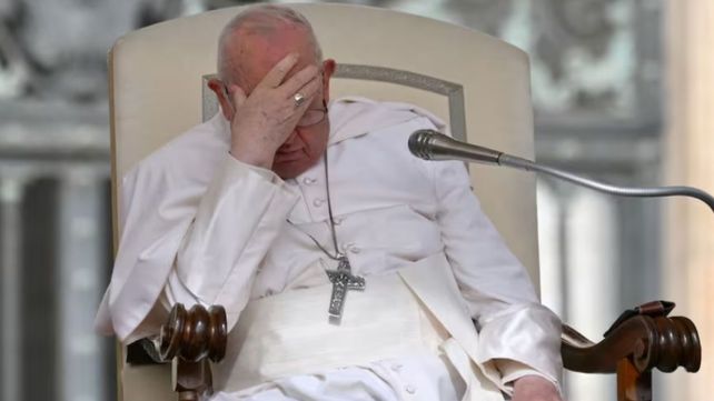 El Papa Francisco pidió disculpas por haber dicho que hay demasiado mariconeo en los seminarios.&nbsp;