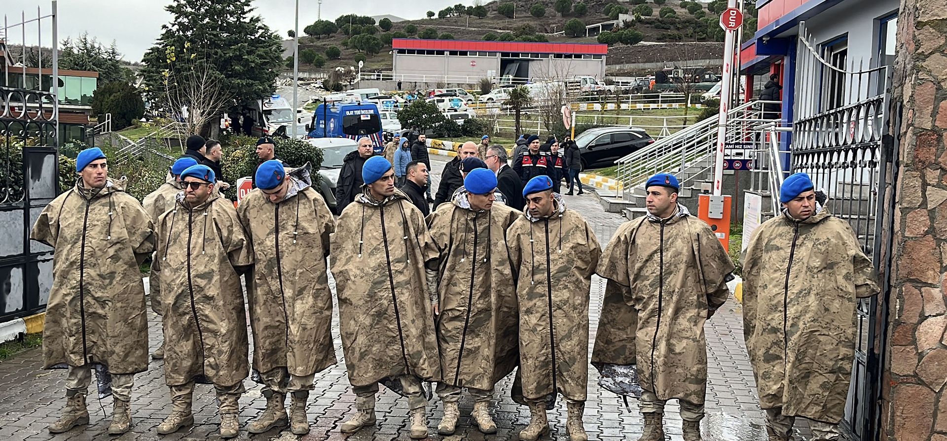 Las fuerzas de seguridad turcas hacen guardia junto a ambulancias estacionadas a la entrada de una fábrica de armamento luego de una explosión que mató a varias personas, en Balikesir, noroeste de Turquía, el martes 24 de diciembre de 2024. (IHA vía AP) Las fuerzas de seguridad turcas hacen guardia junto a ambulancias estacionadas a la entrada de una fábrica de armamento luego de una explosión que mató a varias personas, en Balikesir, noroeste de Turquía, el martes 24 de diciembre de 2024. (IHA vía AP)