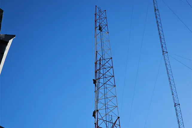 La instalación no genera impactos ambientales negativos relevantes y cumple con la normativa vigente sobre radiaciones no ionizantes.