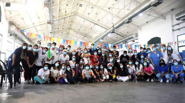 Los trabajadores de la salud retratados en los galpones de la ex Rural