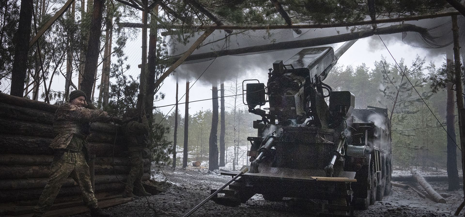 Un militar ucraniano dispara un obús autopropulsado "Bohdana" hacia posiciones rusas cerca de Bakhmut, Ucrania, región de Donetsk, Ucrania, el viernes 26 de enero de 2024. (Foto AP/Efrem Lukatsky) Un militar ucraniano dispara un obús autopropulsado "Bohdana" hacia posiciones rusas cerca de Bakhmut, Ucrania, región de Donetsk, Ucrania, el viernes 26 de enero de 2024. (Foto AP/Efrem Lukatsky)