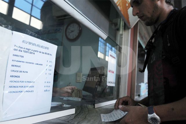 Juntan firmas contra la suba del pasaje interurbano Santa Fe- Paraná