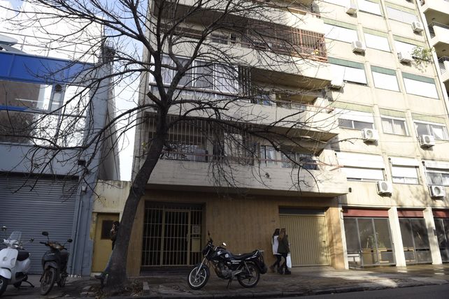 El edificio donde se produjo el violento asalto ayer a la tarde.