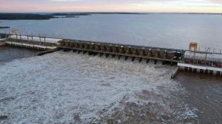 La represa de Salto Grande informó que la altura del río está en descenso. (foto Archivo)