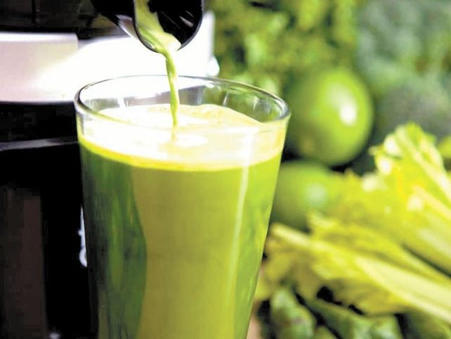 Tres jugos verdes que ayudan a bajar de peso y cuidar la salud