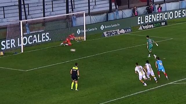 Central venció a Arsenal con dos de penal de su goleador y arquero, Servio, y un golazo de Veliz