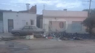 Incendiaron restos de muebles quemados de una vivienda en barrio Transporte