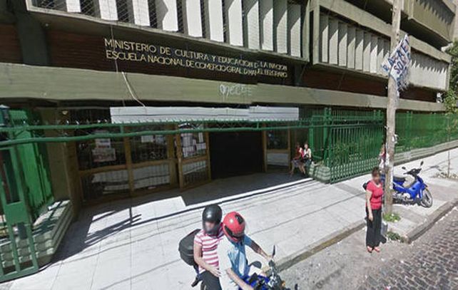 El profesor cada mañana compra una botella de agua que lleva al salón de clases