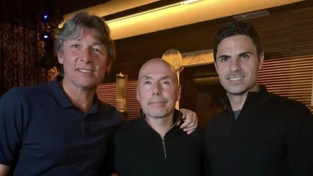 Heinze junto a Mikel Arteta en una reunión privada.