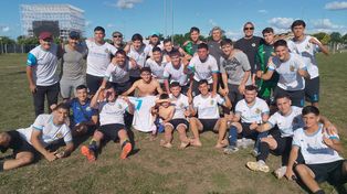 Bancario imparable: Jugadores, cuerpo técnico y directivos festejan la obtención del ansiado ascenso &nbsp;tras vencer por goleada a Sarmiento y de esta manera jugarán en la Primera B en la temporada 2026.&nbsp;