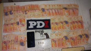En la vivienda donde se concretaron las detenciones se secuestró un arma de fuego y una importante suma en efectivo.&nbsp;