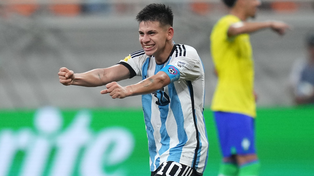 Claudio Diablito Echeverri festejando uno de los tres tantos en la goleada ante Brasil.