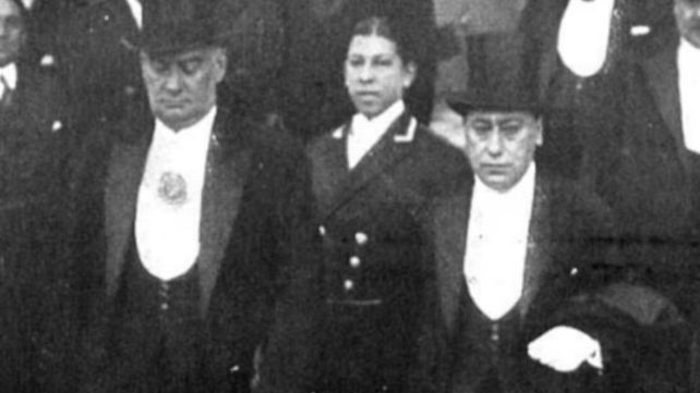A la izquierda, el presidente Marcel T. de Alvear. A su lado, González en su rol de vicepresidente. 