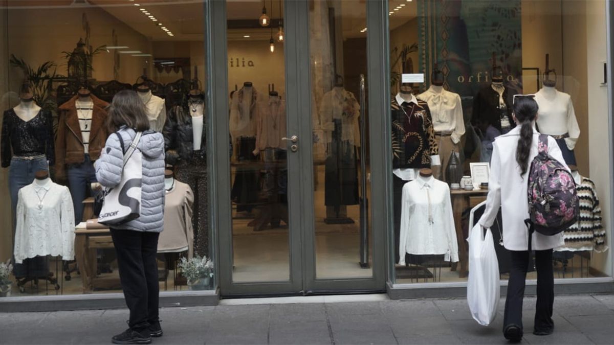 Mirando vidrieras: cuánto cuesta armar un conjunto de ropa de cara al  invierno