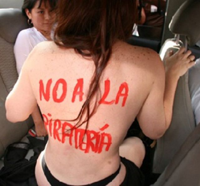 La sexy protesta acaparó todas las miradas.
