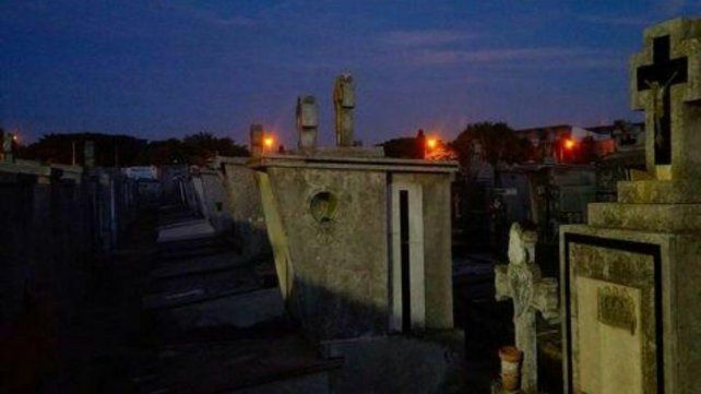 Las siluetas de las tumbas se dibujan bajo la noche.