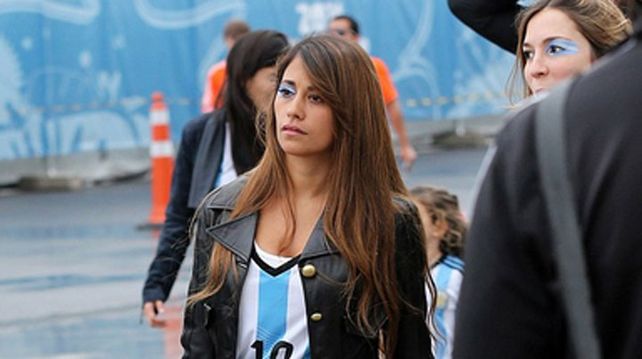 Antonella Roccuzzo pasea su sexy figura por un shopping santafesino