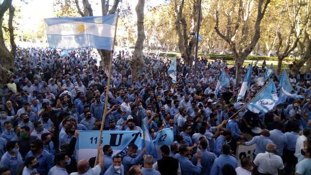 Los choferes marcharon a la sede de Gobernación en una movilización histórica. (Foto: Francisco Guillén)