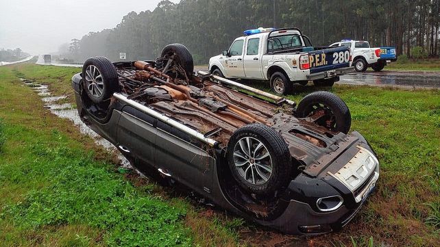 La Fiat Toro terminó entre medio de las dos rutas tras el despiste que fue producido por las malas condiciones de la Autovía 14.