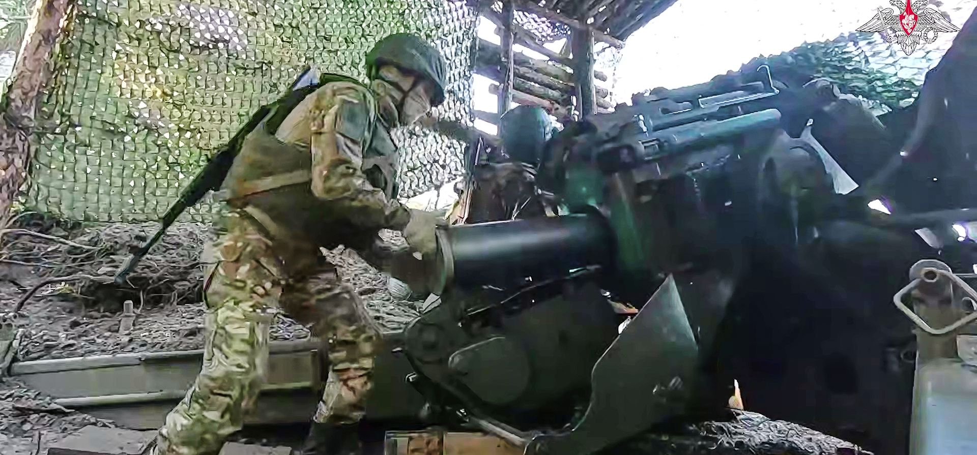 Un soldado ruso prepara un Giatsint-B 152 mm para disparar contra posiciones ucranianas en un punto no revelado de Ucrania. (Servicio de prensa del Ministerio de Defensa de Rusia vía AP) Un soldado ruso prepara un Giatsint-B 152 mm para disparar contra posiciones ucranianas en un punto no revelado de Ucrania. (Servicio de prensa del Ministerio de Defensa de Rusia vía AP)