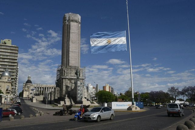 El mástil del Monumento con la bandera a media asta. Tres días de duelo.&nbsp;