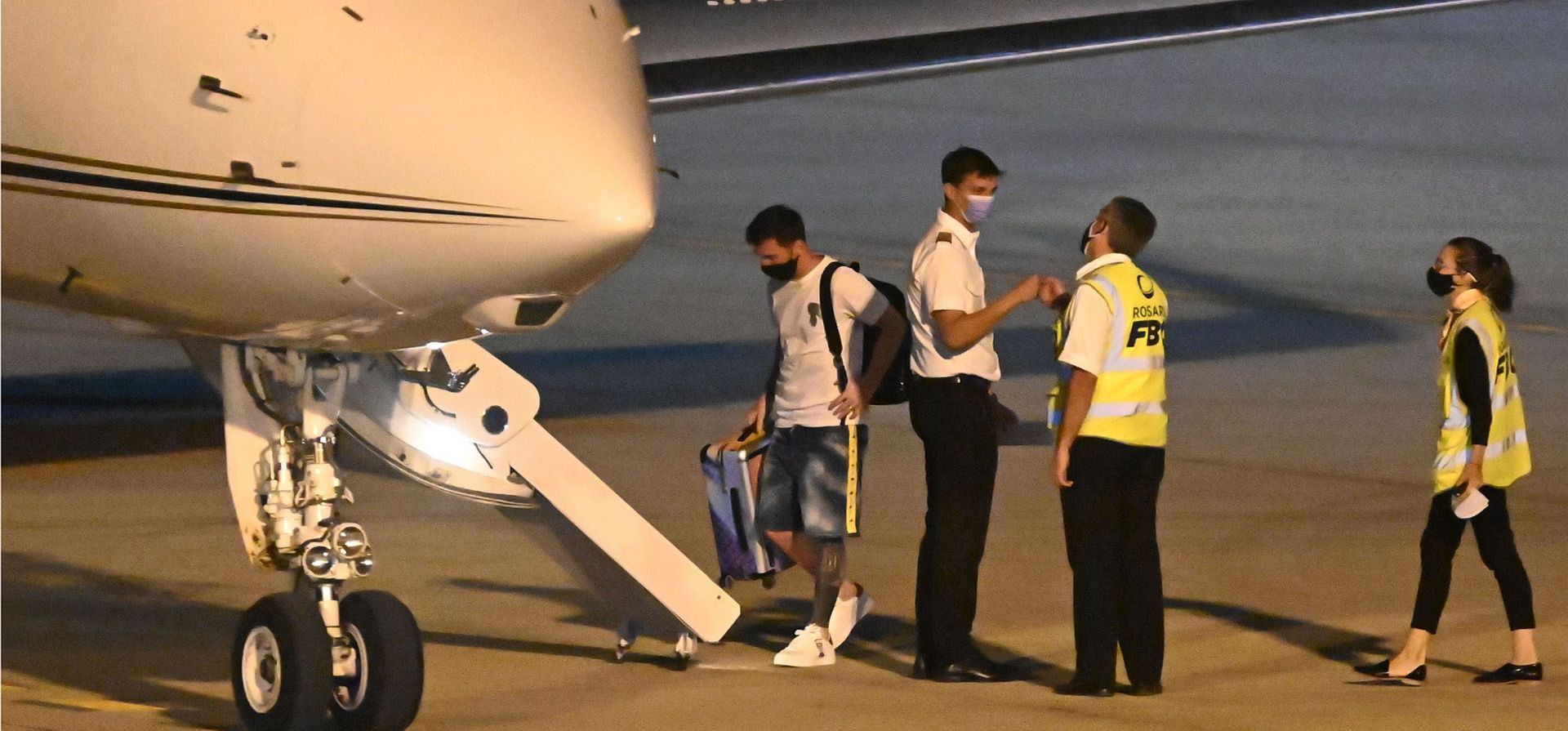Lionel Messi dio negativo de coronavirus y voló rumbo a París. La Pulga, junto a toda su familia, voló este miércoles por la madrugada desde el Aeropuerto Internacional de Rosario luego de haber pasado los últimos días aislado.