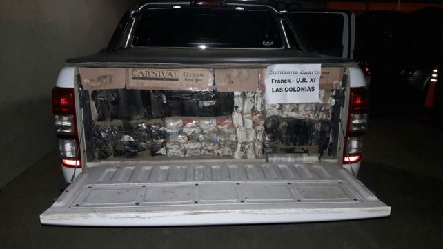 Acomodados. Las hojas de coca venían prensadas en panes y embolsadas en la caja del vehículo.