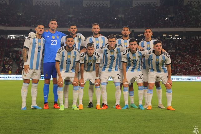 Los once de Argentina que saltaron a la cancha ante Indonesia.