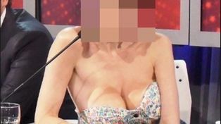Quiso ratonear con una selfie de su cola pero todos miraron algo que apareció atrás