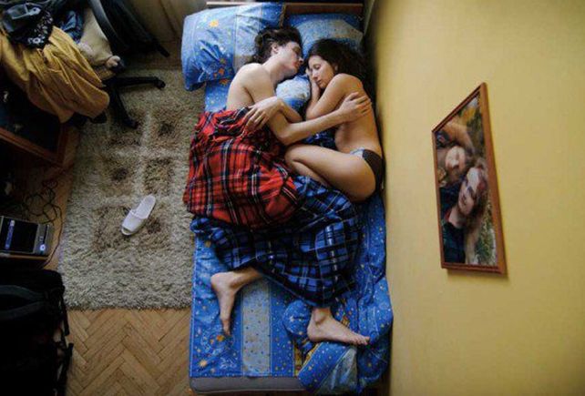 Fotografió a todas sus amigas embarazadas mientras dormían