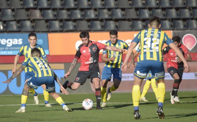 Rodeado. El último clásico se jugó en el Coloso y Pablo Pérez fue titular. Terminó 1 a 1