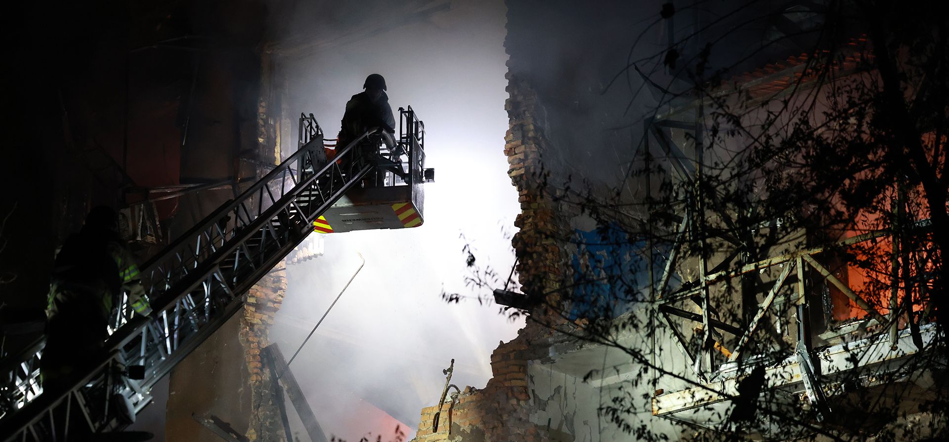 Equipos de rescate intentan extinguir el incendio de un edificio residencial tras un ataque con drones rusos en Zaporiyia, Ucrania, la noche del domingo 12 de julio de 2026. (Foto AP/Kateryna Klochko) Equipos de rescate intentan extinguir el incendio de un edificio residencial tras un ataque con drones rusos en Zaporiyia, Ucrania, la noche del domingo 12 de julio de 2026. (Foto AP/Kateryna Klochko)