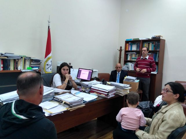 La familia de Zoe Giraudo durante una reunión mantenida en el ámbito de la Procuración santafesina. El caso iniciado por vecinos de Sastre atravesó todas las instancias judiciales hasta quedar definitivamente firme.