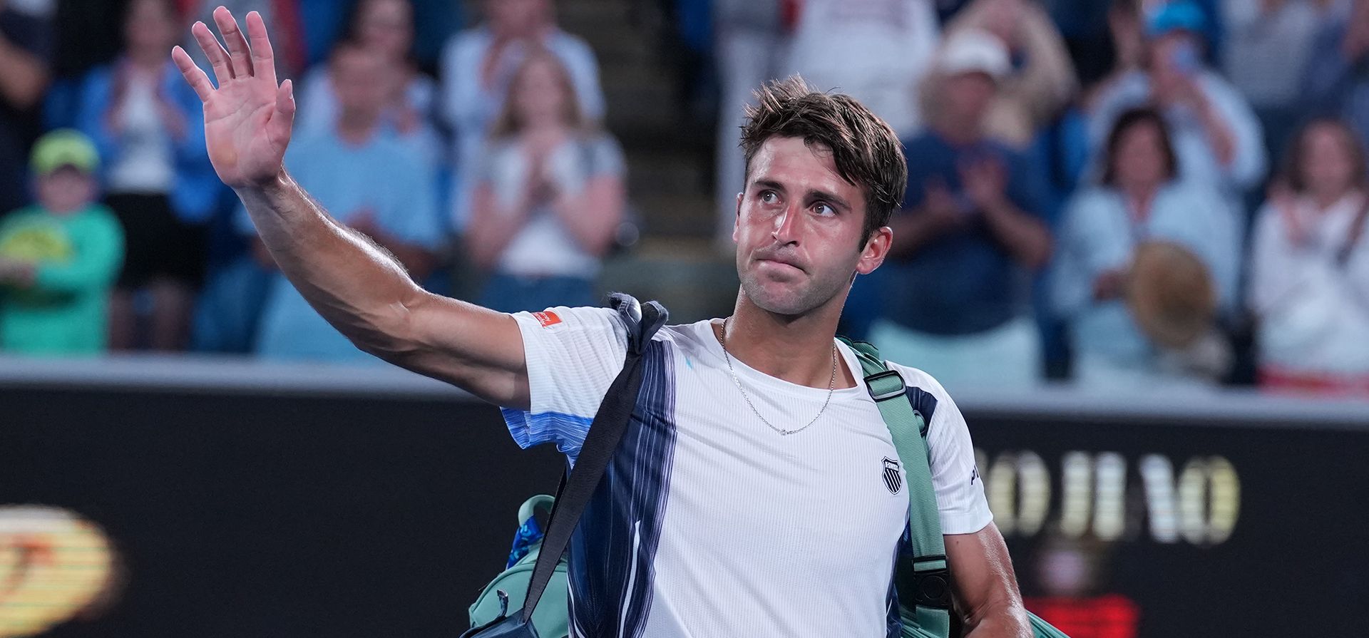 El argentino Tomás Martín Etcheverry saluda al salir de la cancha tras su partido de tercera ronda contra Alexander Bublik, de Kazajistán, en el Abierto de Australia de tenis, en Melbourne, Australia, el viernes 23 de enero de 2026. (Foto AP/Dita Alangkara) El argentino Tomás Martín Etcheverry saluda al salir de la cancha tras su partido de tercera ronda contra Alexander Bublik, de Kazajistán, en el Abierto de Australia de tenis, en Melbourne, Australia, el viernes 23 de enero de 2026. (Foto AP/Dita Alangkara)