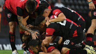 Los jugadores de la reserva de&nbsp; Newells festejan la vistoria y la clasificación.