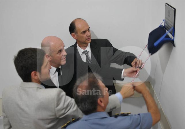 El momento del acto en el que se descubre la placa con el nombre del ex comisario Odriozola / Foto: Juan Manuel Baialardo - Uno Santa Fe