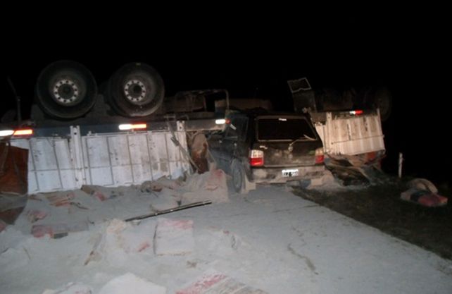 El acoplado de un camión se desprendió e impactó contra un automóvil